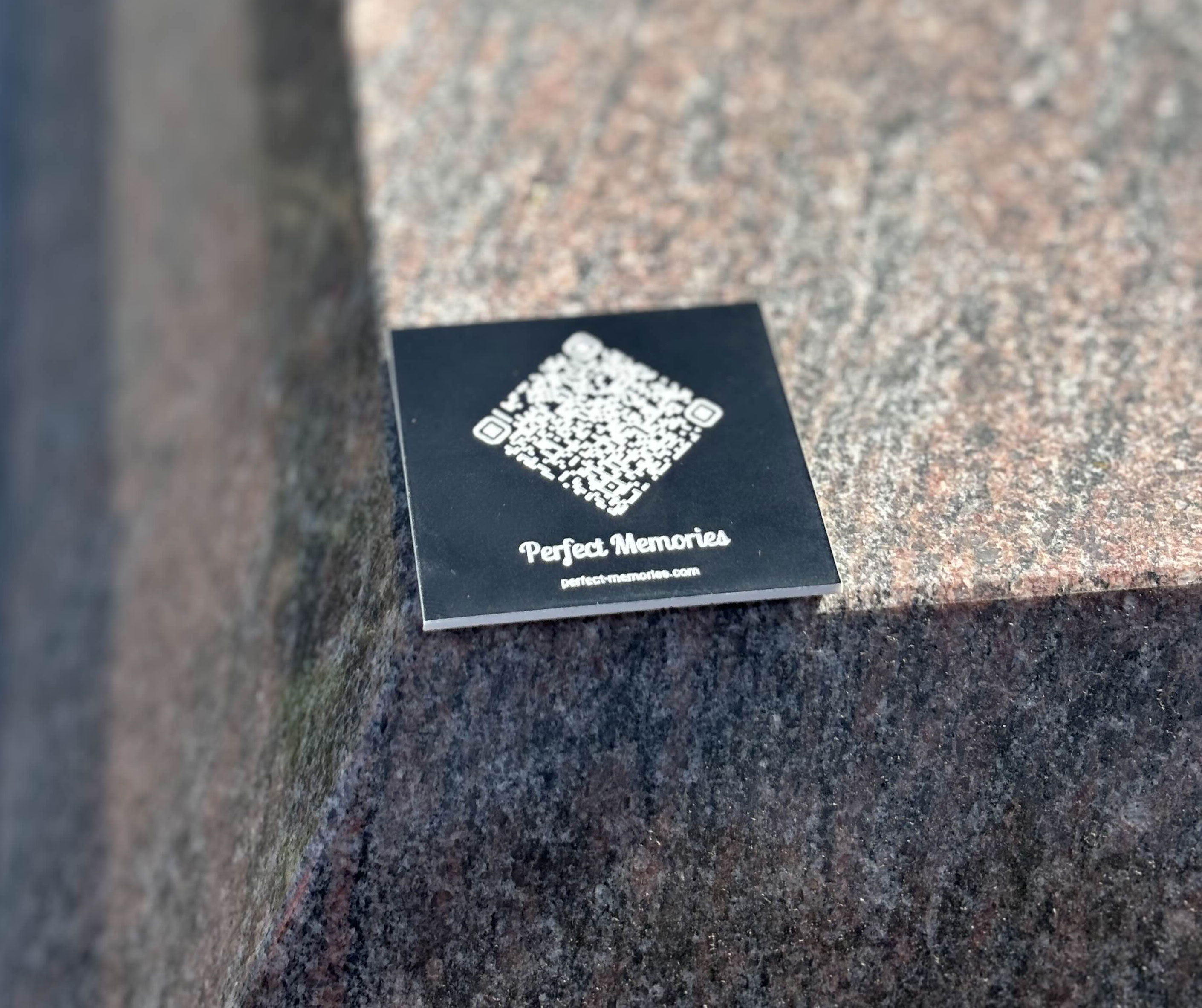 Détail de la plaque avec QR code